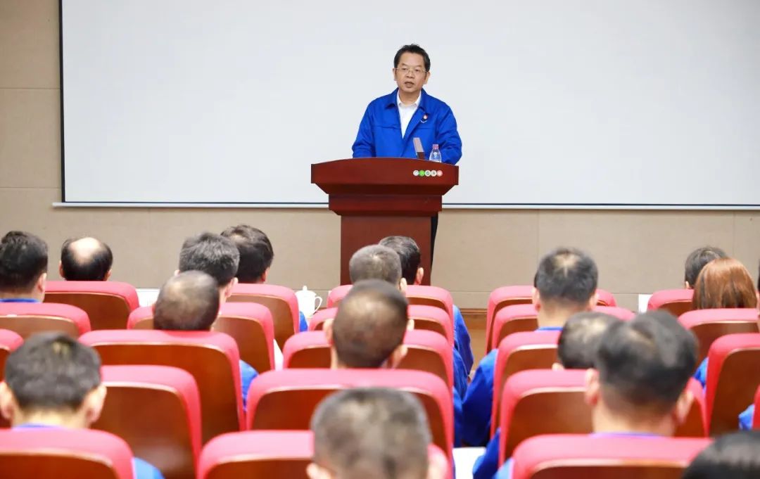 集团党委书记、董事长韦宏文作廉洁集体谈话.jpg